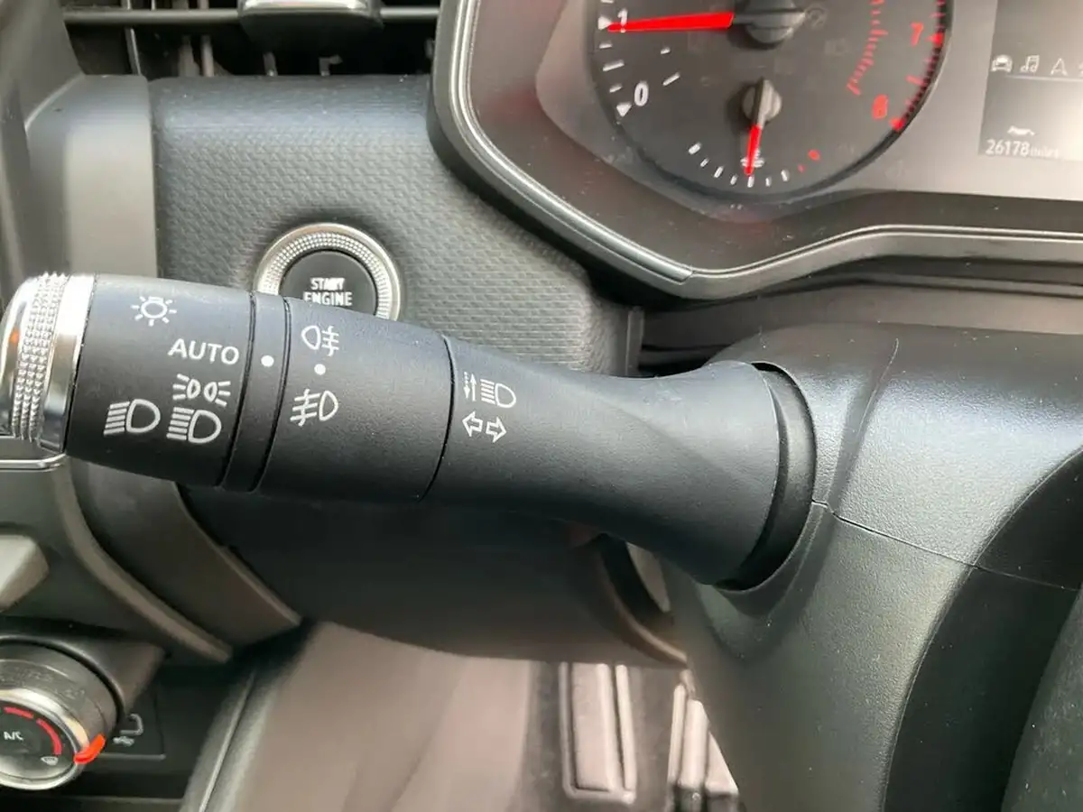 2021-renault-clio-10-sce-iconic-75bhp-big-24