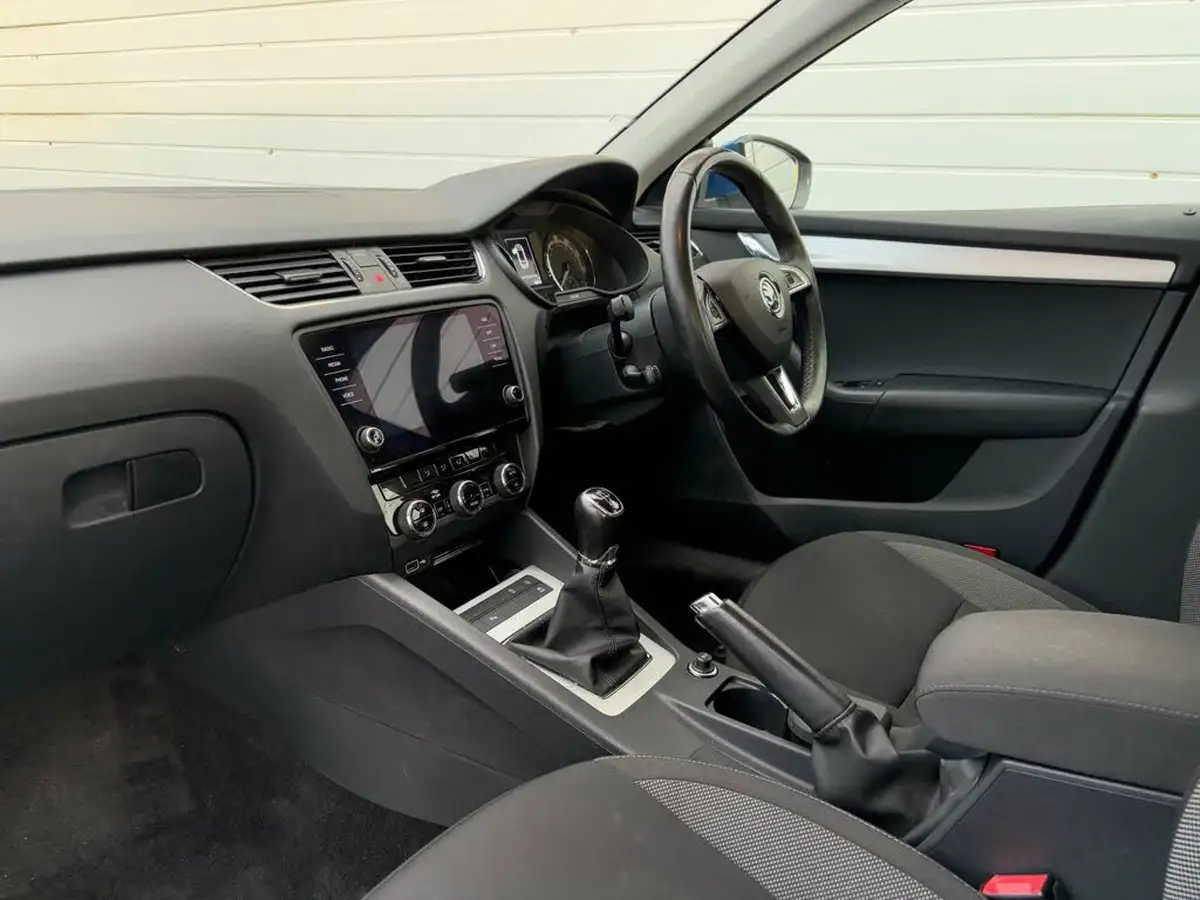2019-skoda-octavia-16tdi-se-technology-estate-big-17