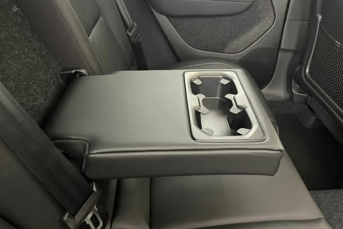 2024-volvo-xc40-20-b3-ultra-bright-big-32