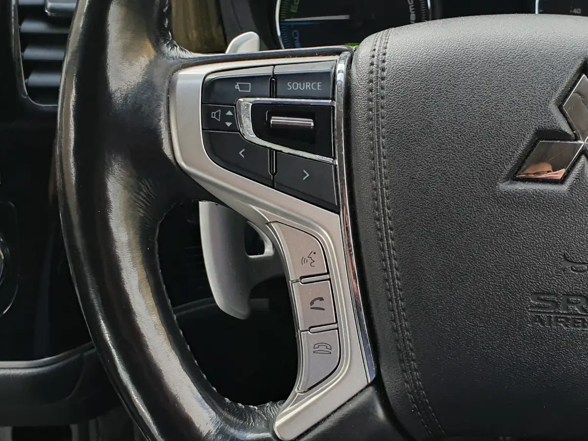 2015-mitsubishi-outlander-20-gx4h-phev-big-24