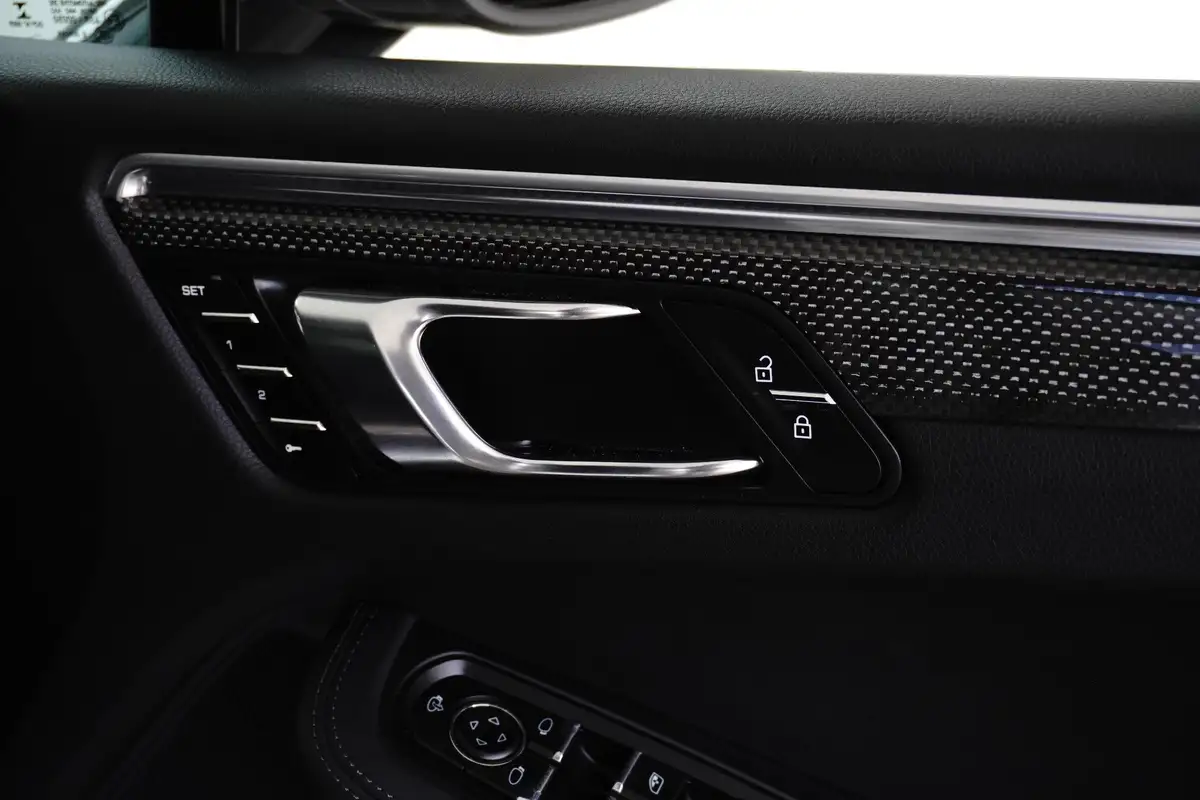 2022-porsche-macan-20-big-28