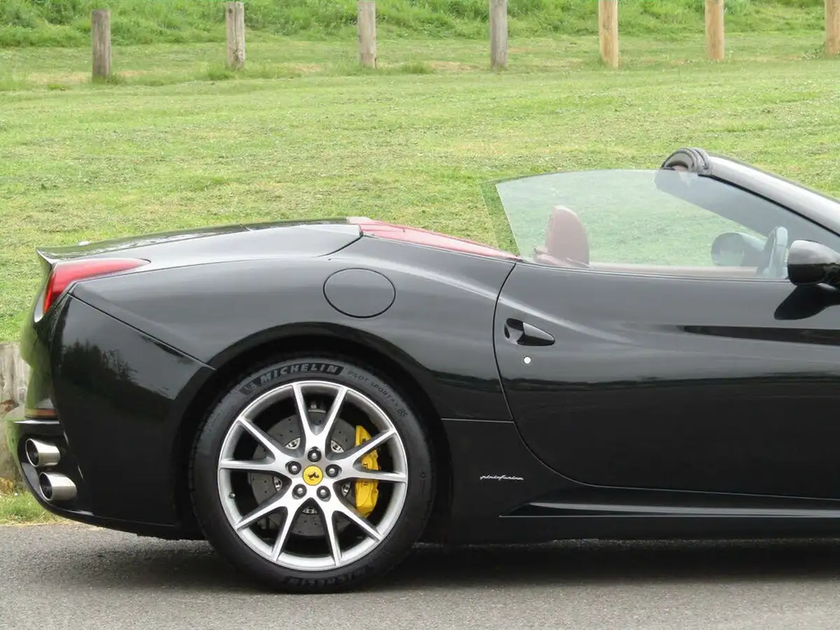 2010-ferrari-california-43-big-41