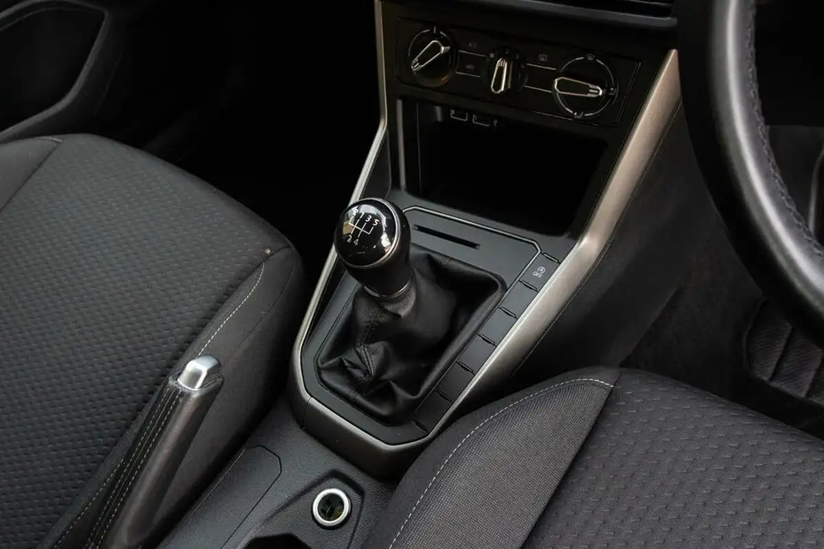 2020-volkswagen-polo-10-se-80ps-big-29