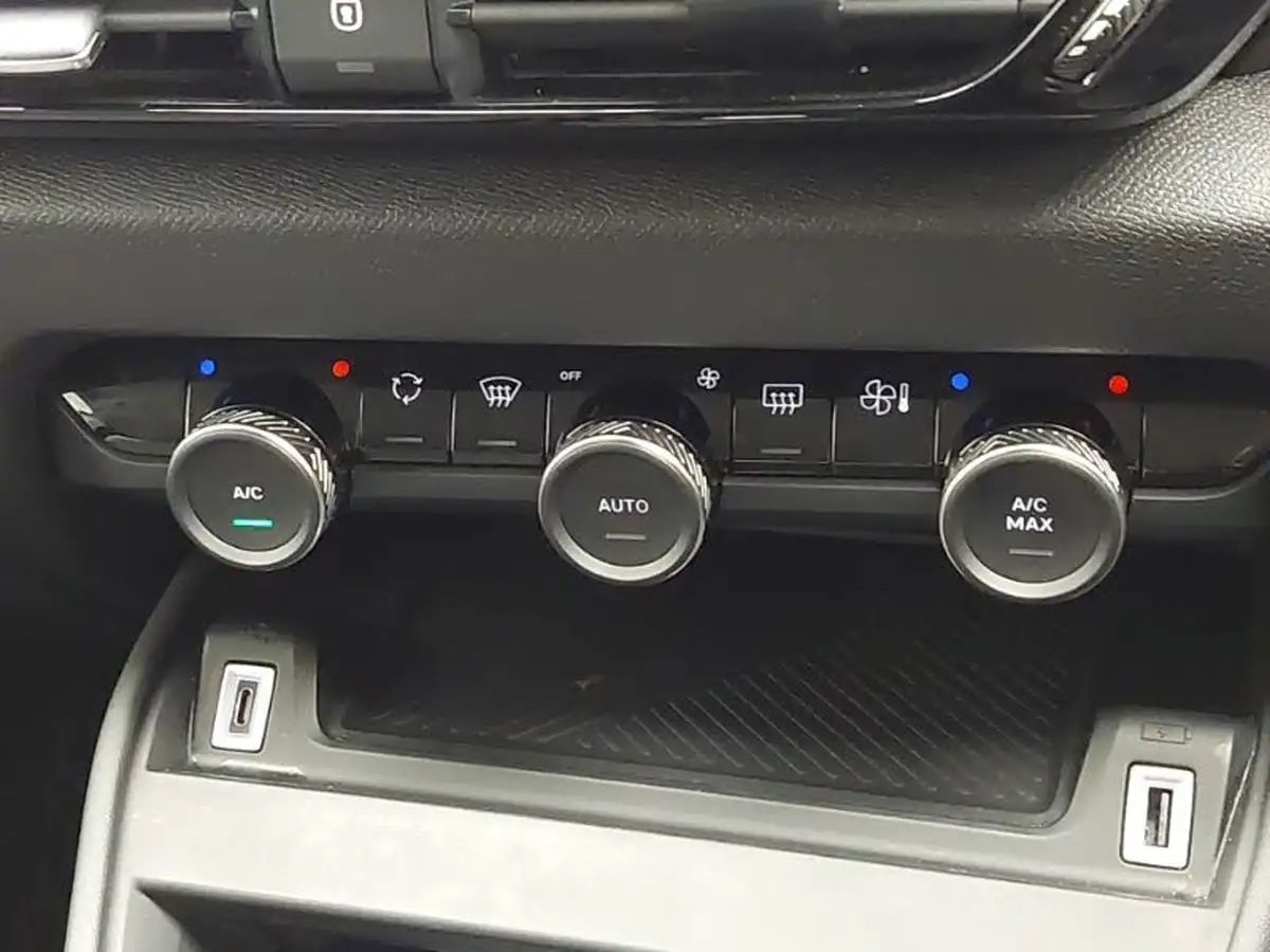 2021-citroen-c4-12-puretech-sense-plus-eat8-big-15