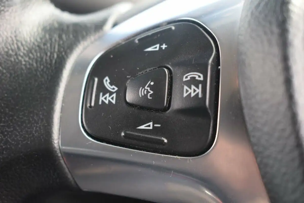 2016-ford-fiesta-125-zetec-3d-big-3