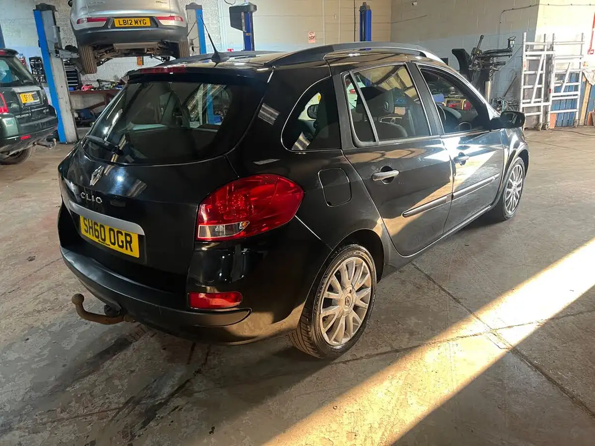 2010-renault-clio-15td-dynamique-tom-tom-88bhp-sport-tourer-5d-big-4