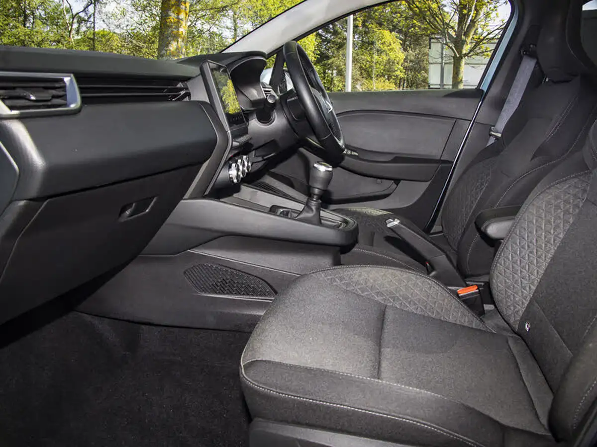 2021-renault-clio-10-tce-iconic-90ps-big-2
