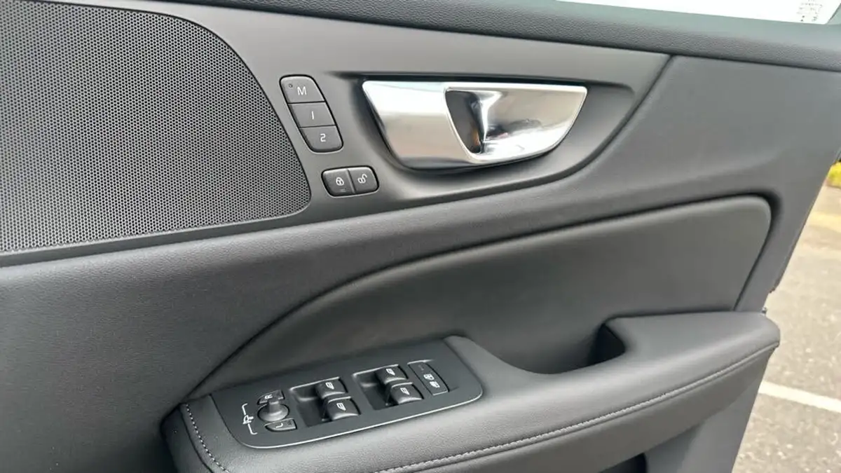 2025-volvo-v60-20-b4-plus-station-wagon-big-14