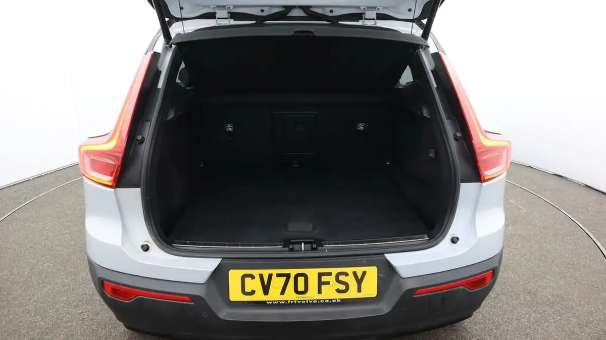 2020-volvo-xc40-20-b4-r-design-awd-big-17