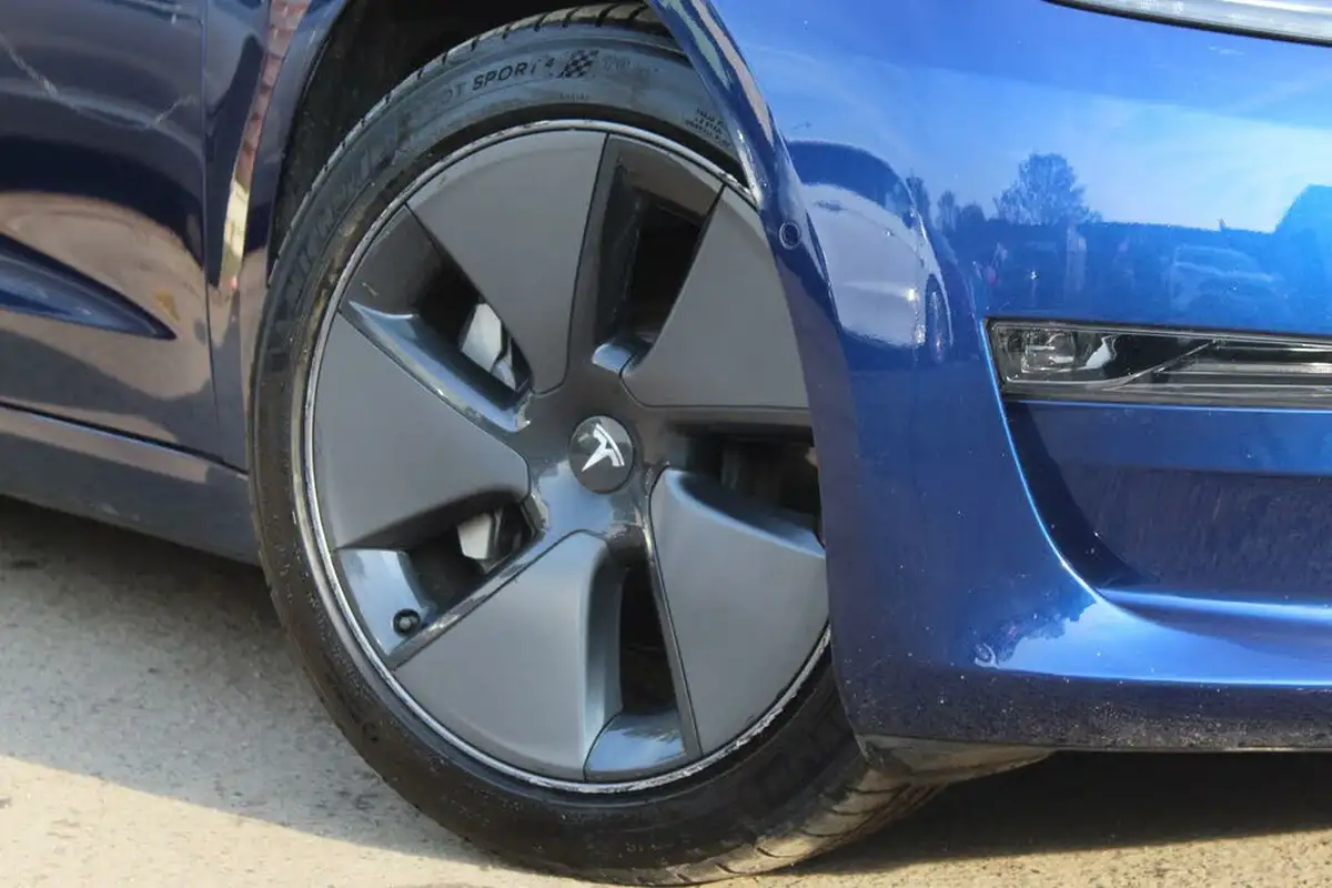 2020-tesla-model-3-e-long-range-big-13