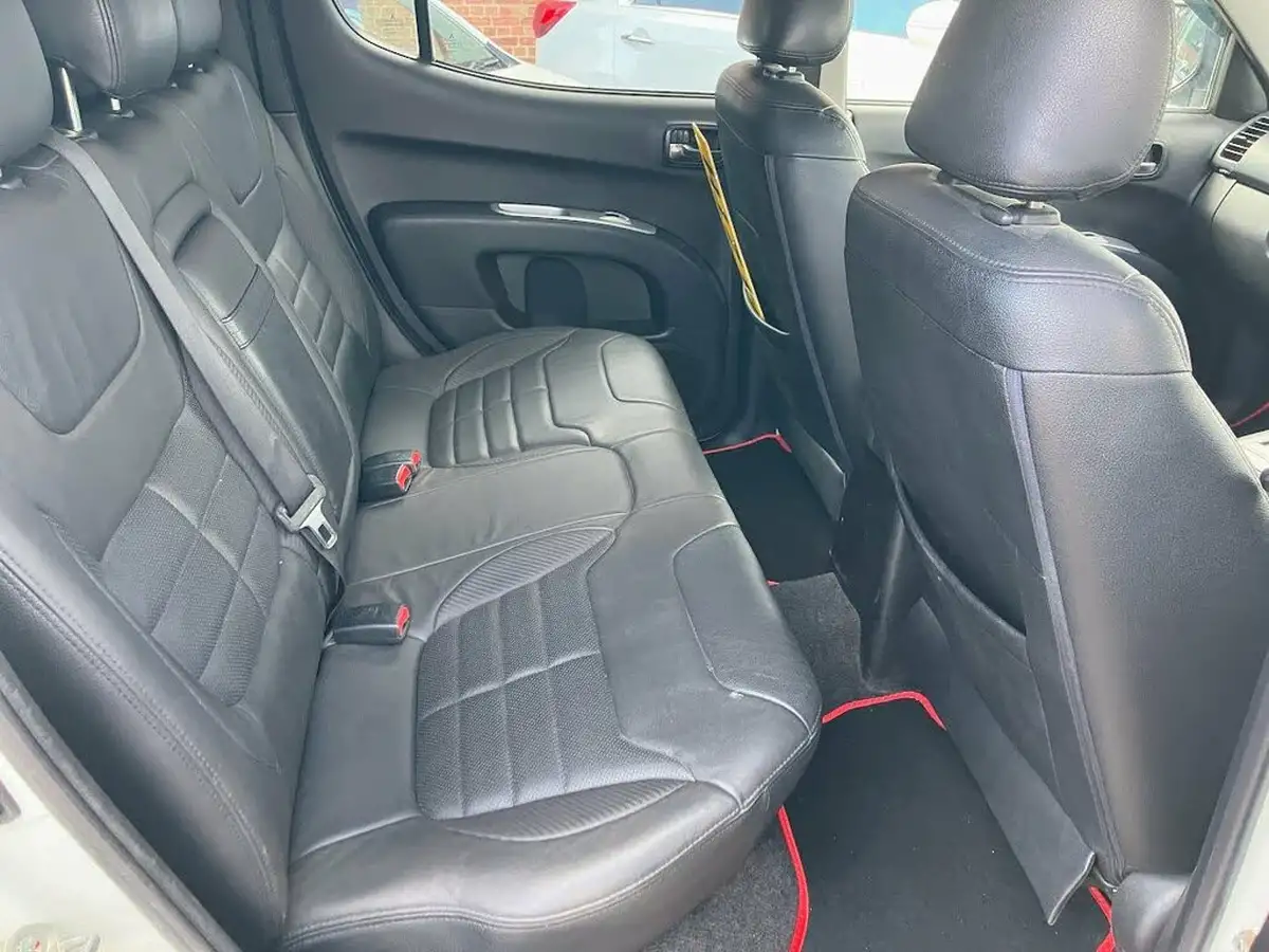 2014-mitsubishi-l200-25td-barbarian-auto-big-11