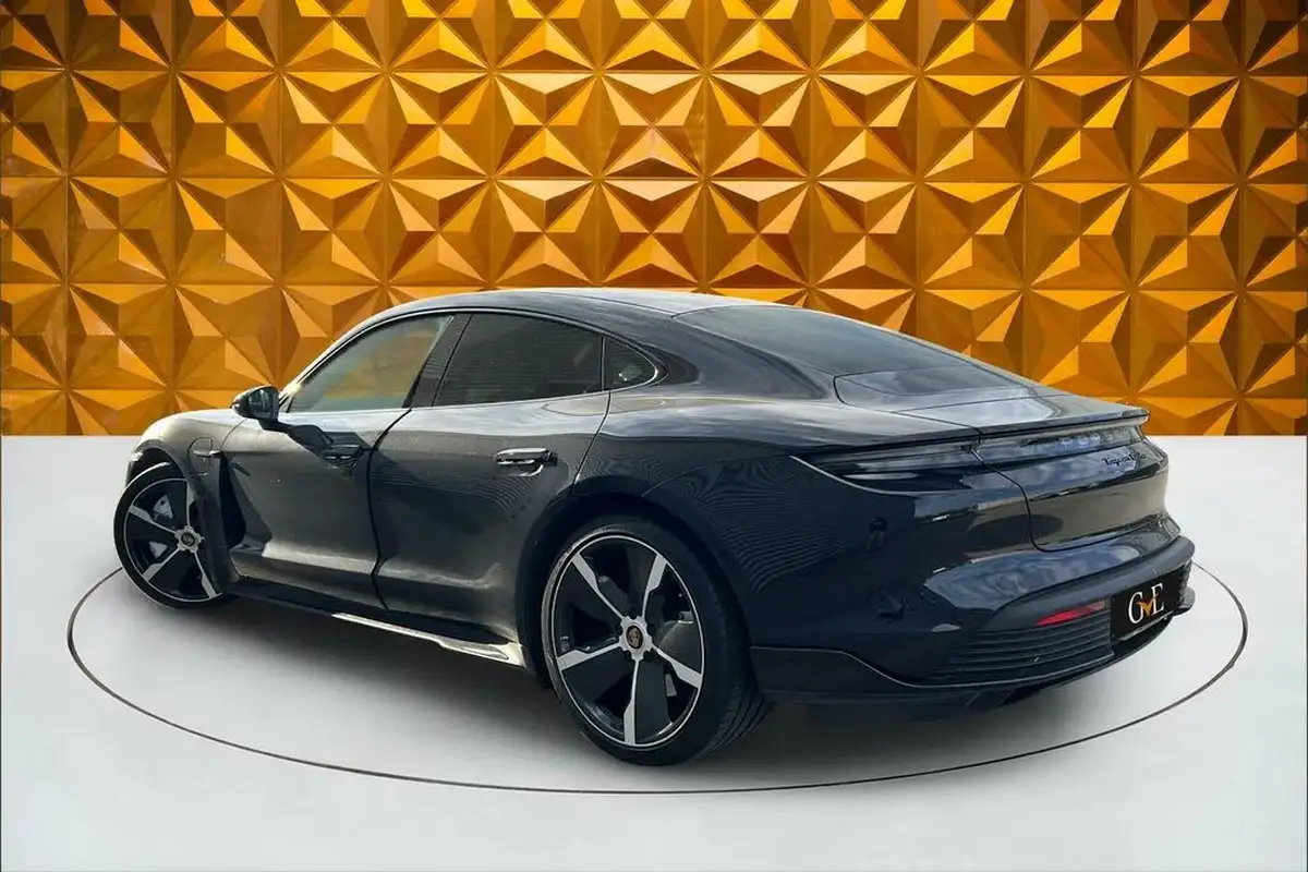 2020-porsche-taycan-e-turbo-big-3