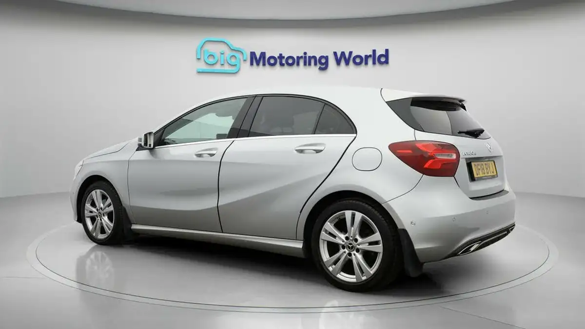 2017-mercedes-benz-a-class-15d-a180d-sport-premiumss-7g-dct-big-4