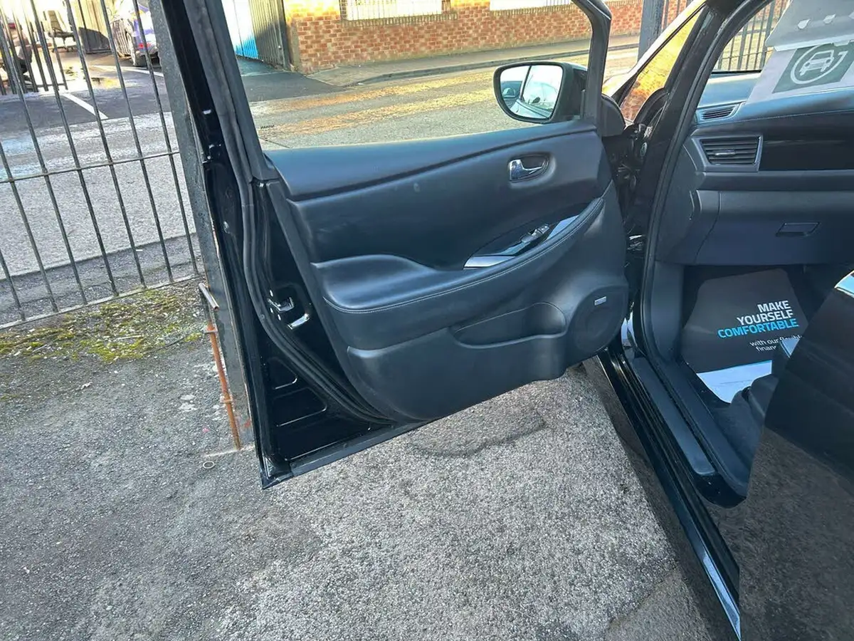 2023-nissan-leaf-e-tekna-39kwh-big-32