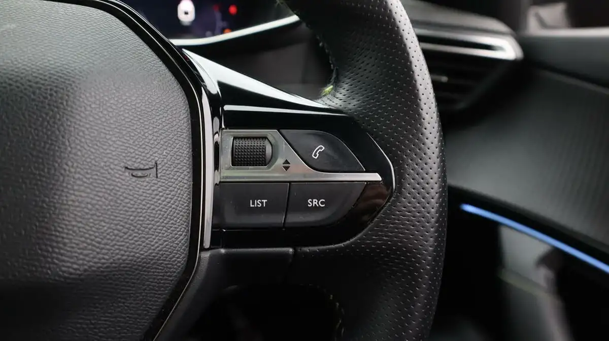 2022-peugeot-2008-suv-12-puretech-gt-big-29