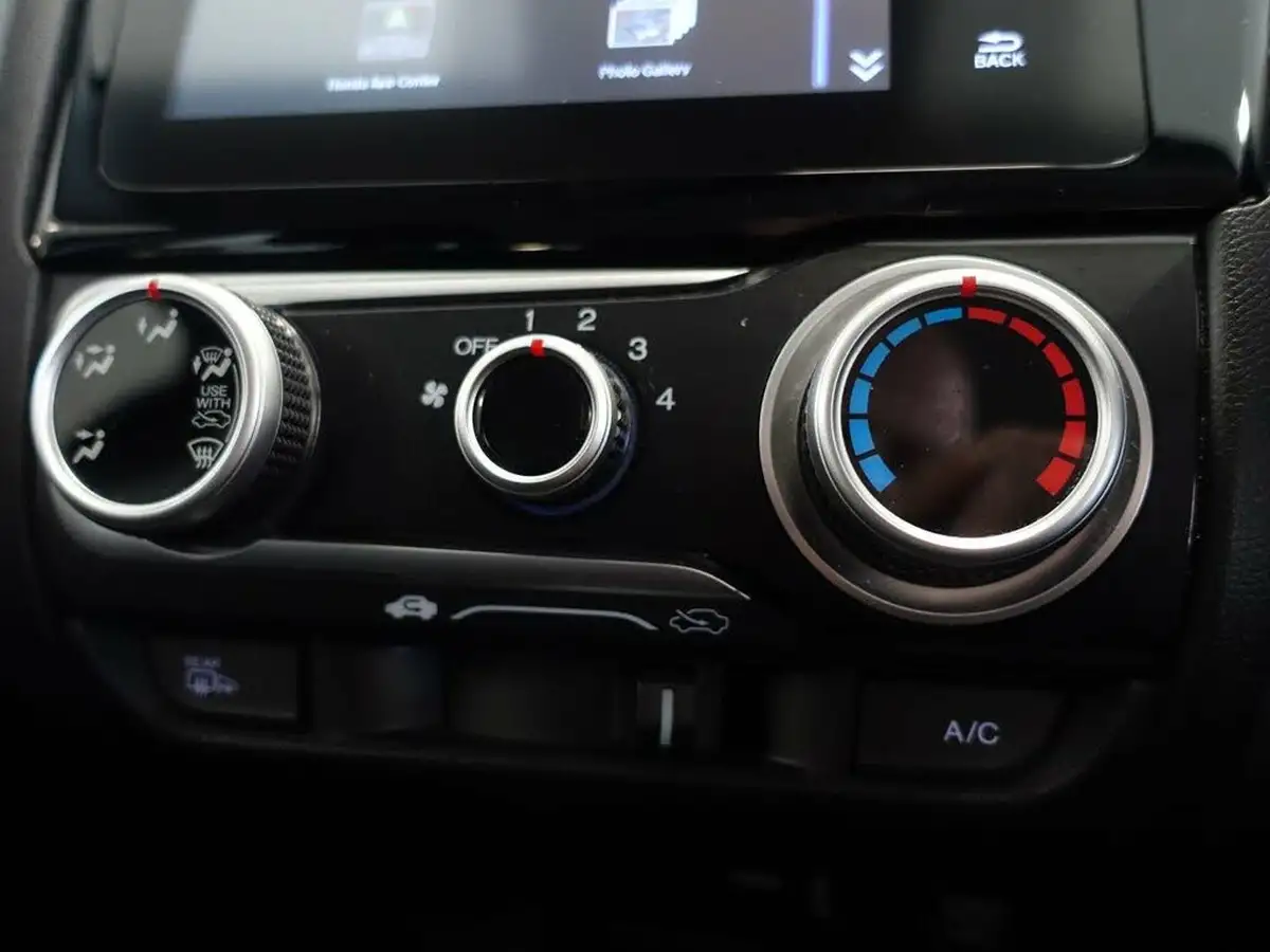 2020-honda-jazz-13-i-vtec-se-cvt-big-21