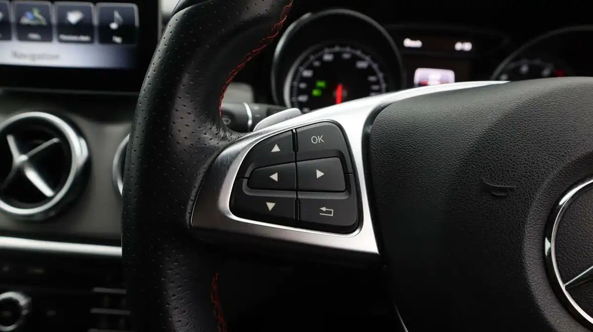 2020-mercedes-benz-gla-class-16-gla-180-amg-line-edition-7g-dct-big-24