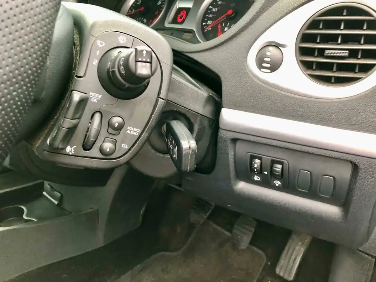 2009-renault-clio-12-dynamique-16v-100-hatchback-5d-big-38