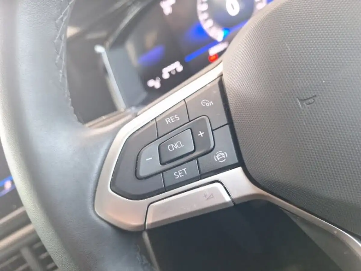 2023-volkswagen-polo-10-life-big-11