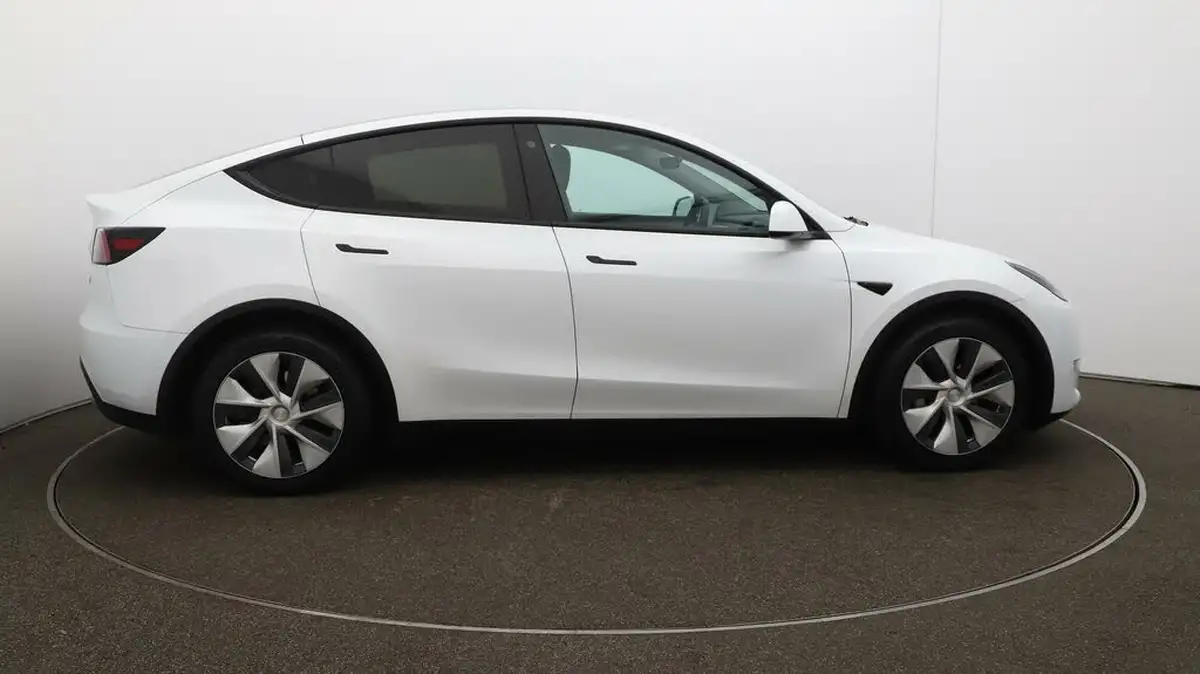 2022-tesla-model-y-e-long-range-big-41