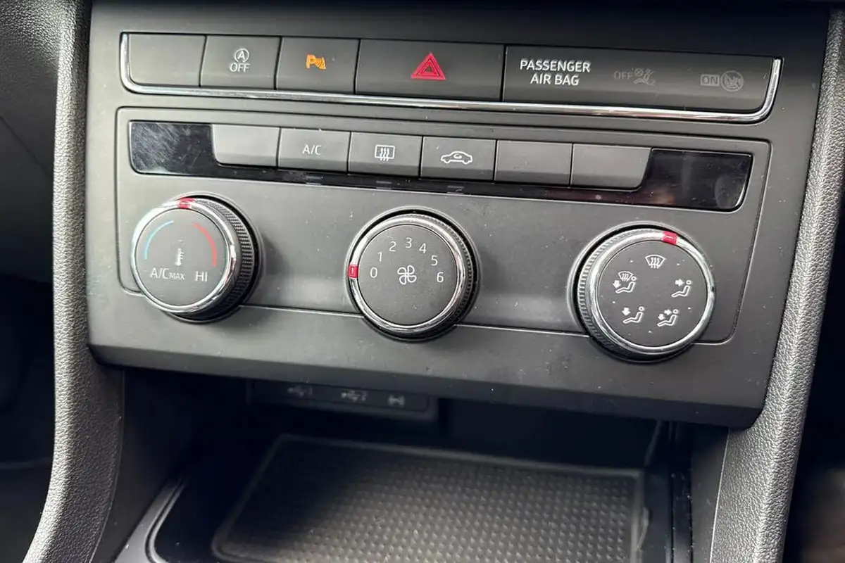 2019-seat-leon-16tdi-se-dynamic-ss-hatchback-big-21