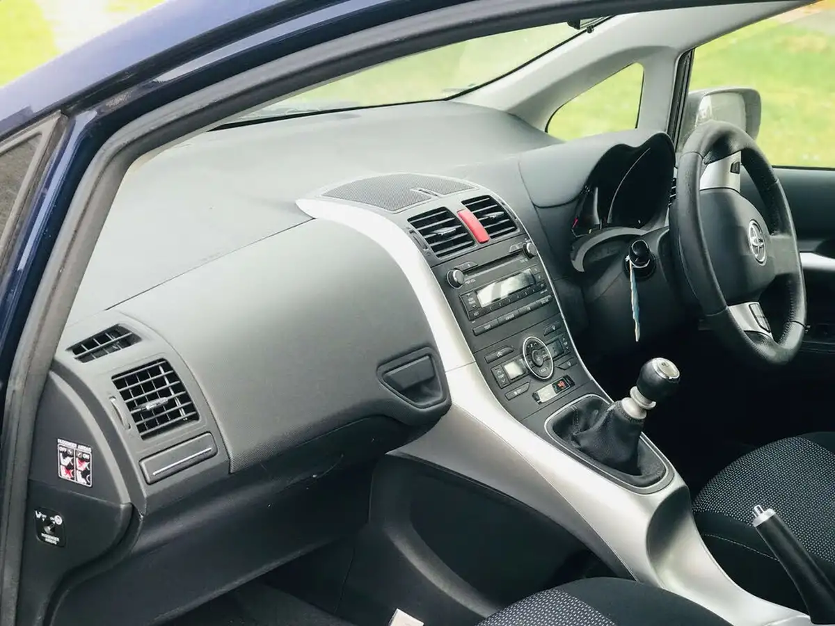 2010-toyota-auris-16-tr-v-matic-5d-big-11