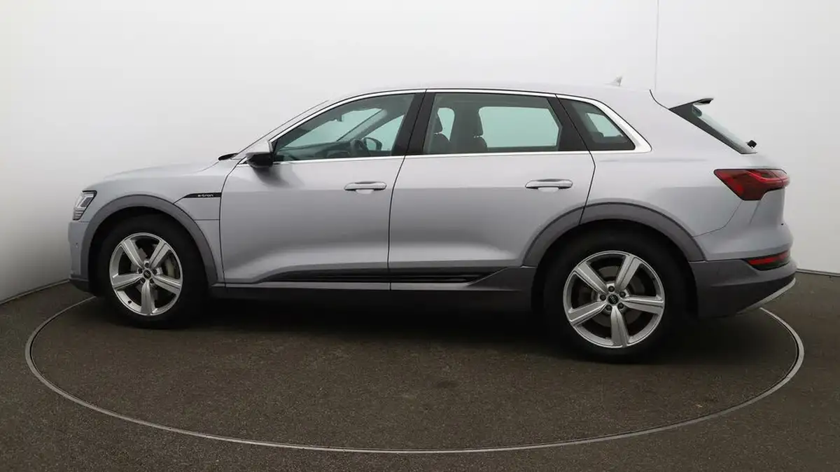 2022-audi-e-tron-55e-technik-station-wagon-big-51