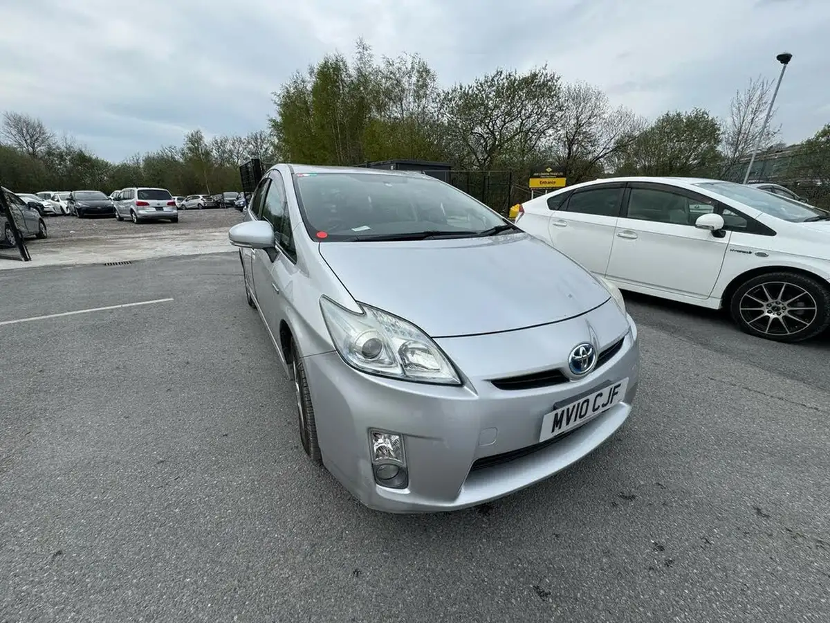 2010-toyota-prius-big-0