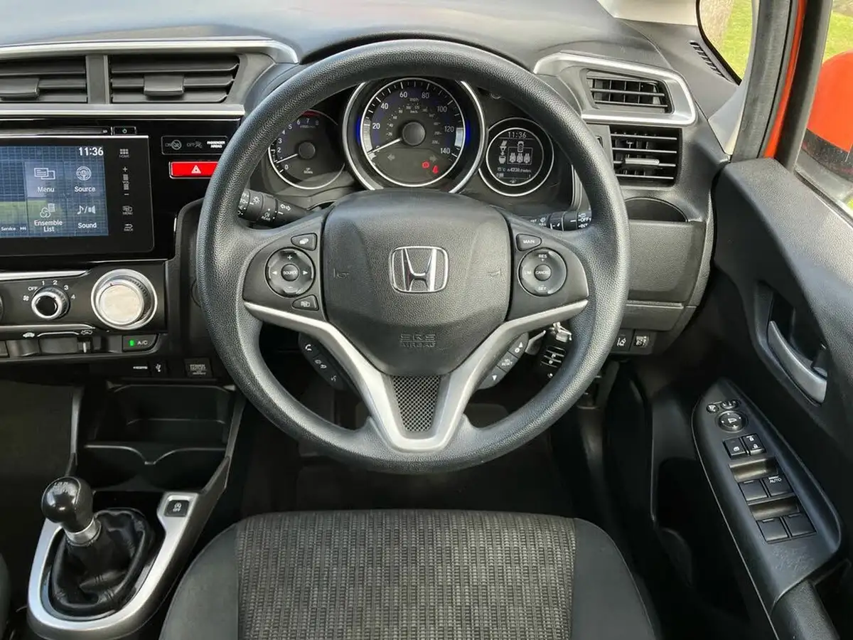 2015-honda-jazz-13-i-vtec-se-big-14