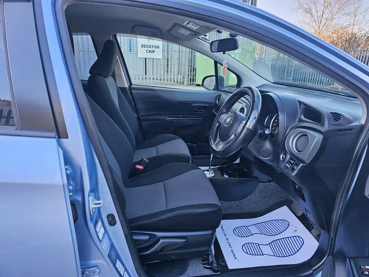 2013-toyota-yaris-big-21