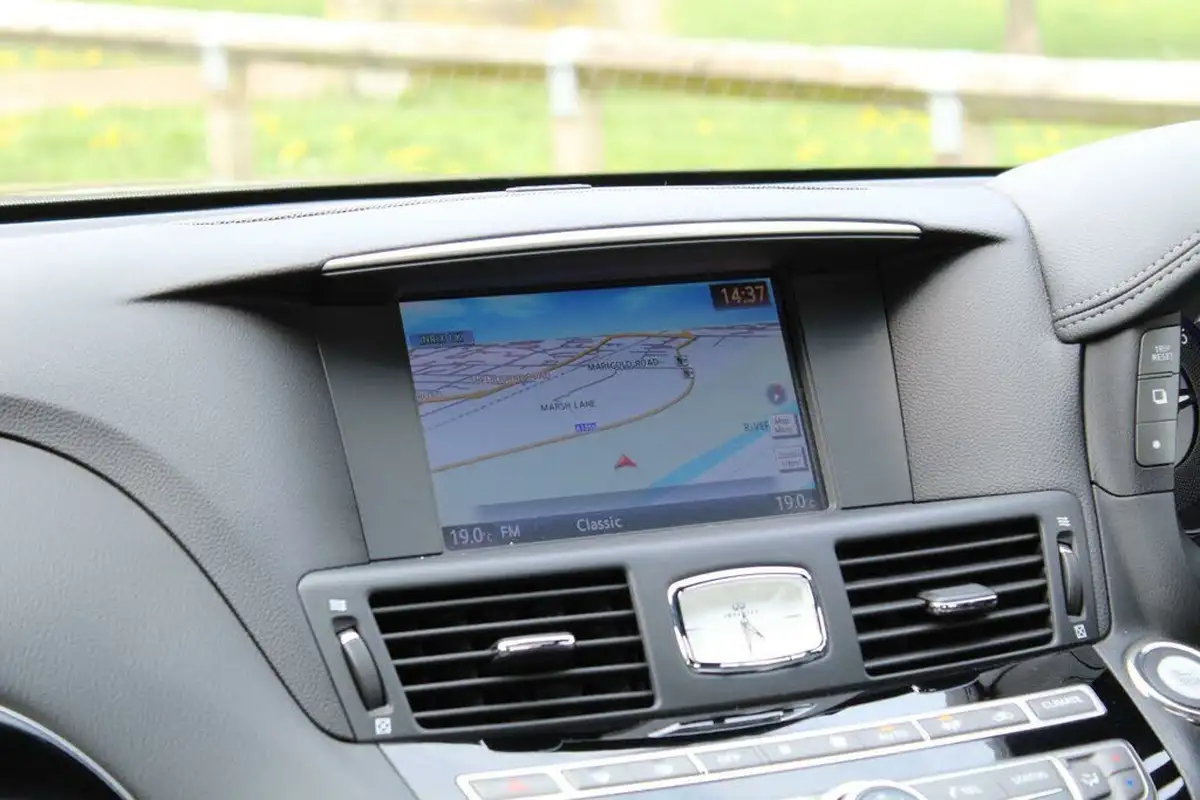2014-infiniti-q70-35-gt-premium-hybrid-big-17
