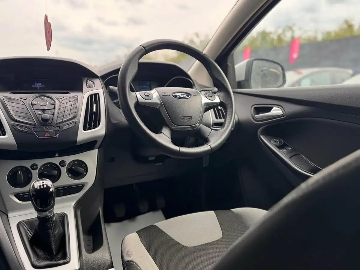 2014-ford-focus-10-zetec-scti-100ps-hatchback-big-18