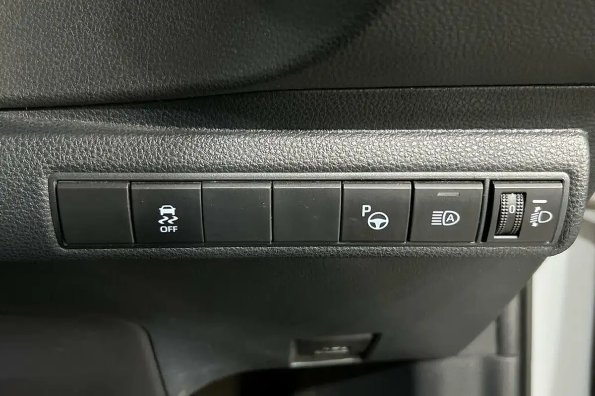 2021-toyota-corolla-18-vvt-i-gr-sport-trk-hatchback-big-16