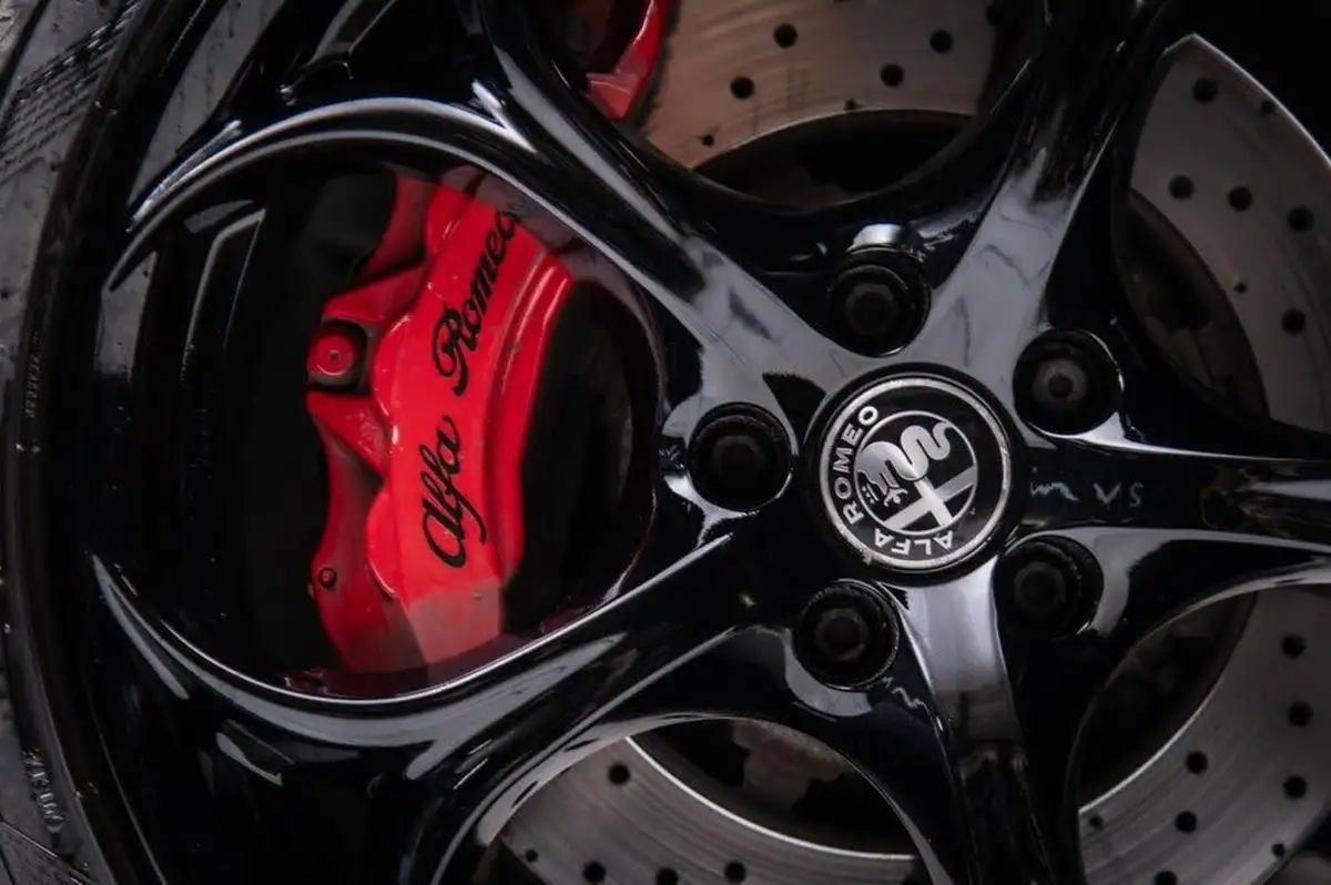 2017-alfa-romeo-giulia-29-biturbo-quadrifoglio-big-18