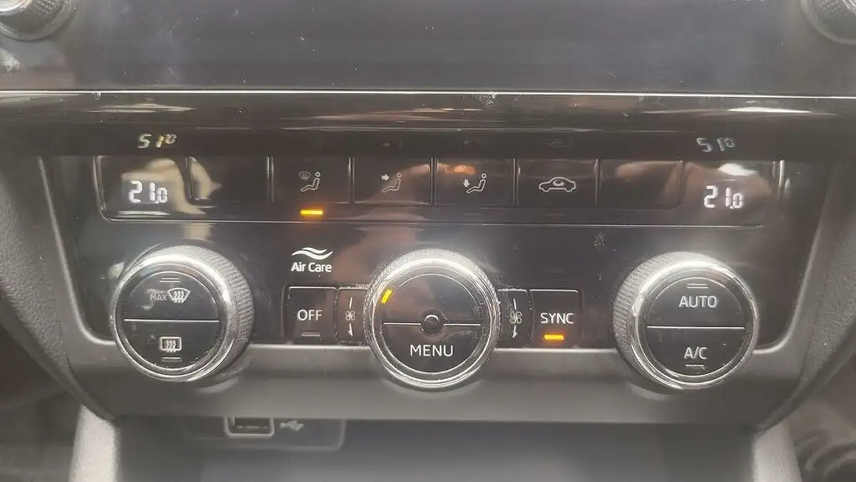 2019-skoda-octavia-16tdi-se-technology-hatchback-big-23