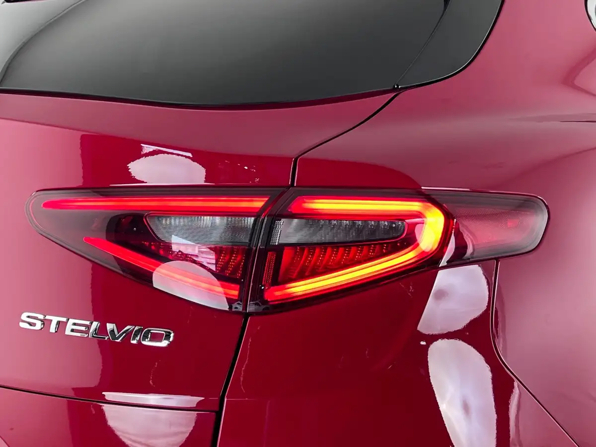 2018-alfa-romeo-stelvio-20-speciale-big-7