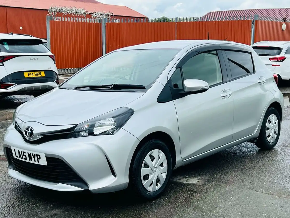 2015-toyota-yaris-133-icon-vvt-i-nav-5d-cvt-big-8
