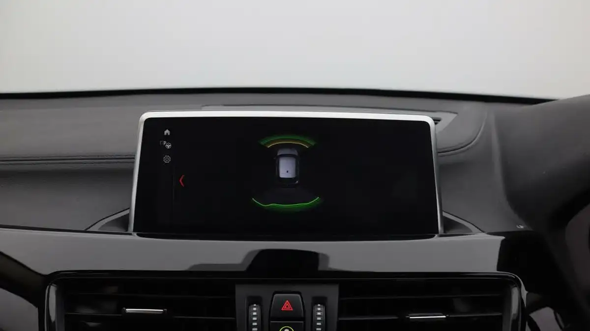 2021-bmw-x1-20-sdrive20i-xline-big-24