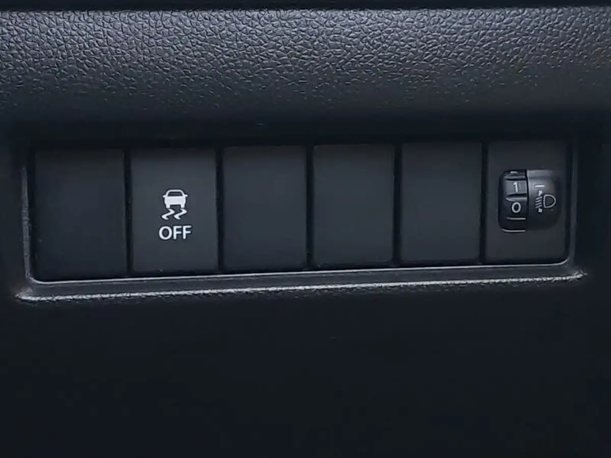 2020-suzuki-swift-12-dualjet-attitude-big-15