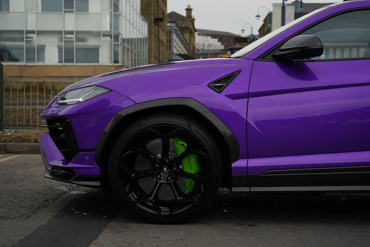 2024-lamborghini-urus-40-no-trim-big-12