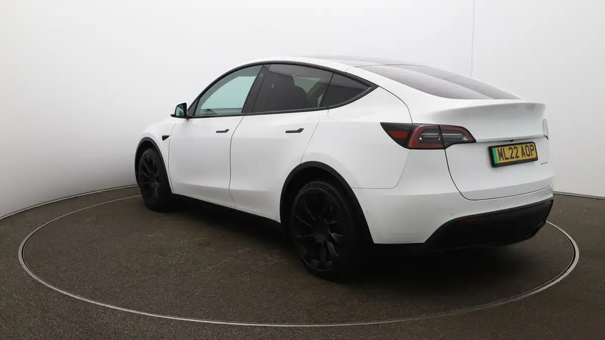 2022-tesla-model-y-e-long-range-big-53