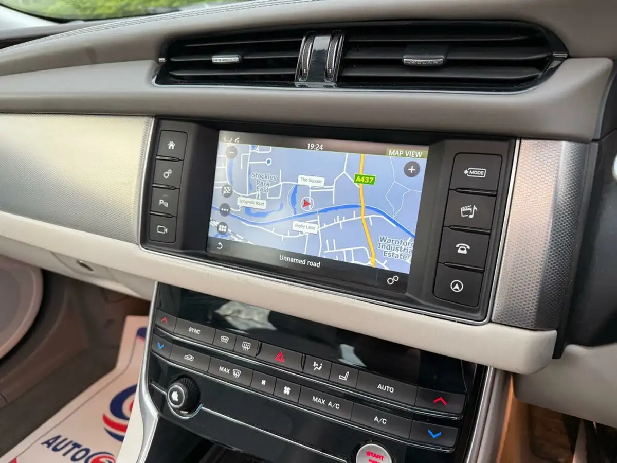 2017-jaguar-xf-20td-portfolio-240ps-awd-saloon-4d-1998cc-auto-big-19