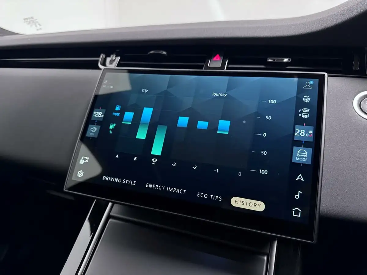 2024-land-rover-range-rover-evoque-15-p300e-dynamic-se-big-43