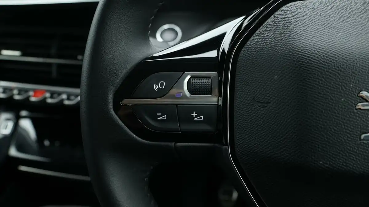 2023-peugeot-208-12-puretech-allure-premium-100ps-big-23