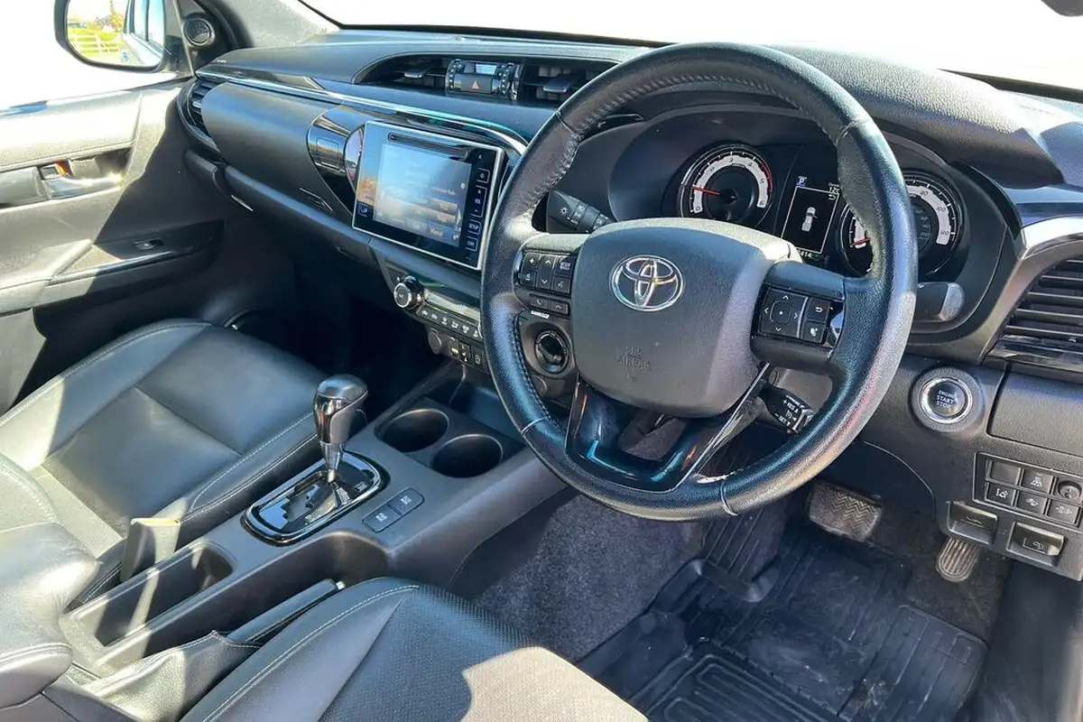 2018-toyota-hi-lux-24d-4d-invincible-at35-32t-auto-big-5