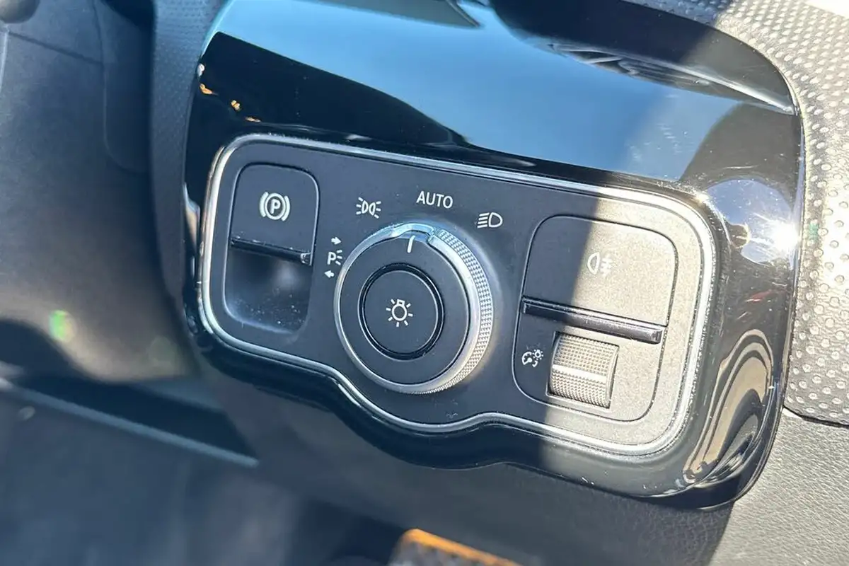 2019-mercedes-benz-a-class-20d-a200d-amg-line-premium-hatchback-5d-big-25