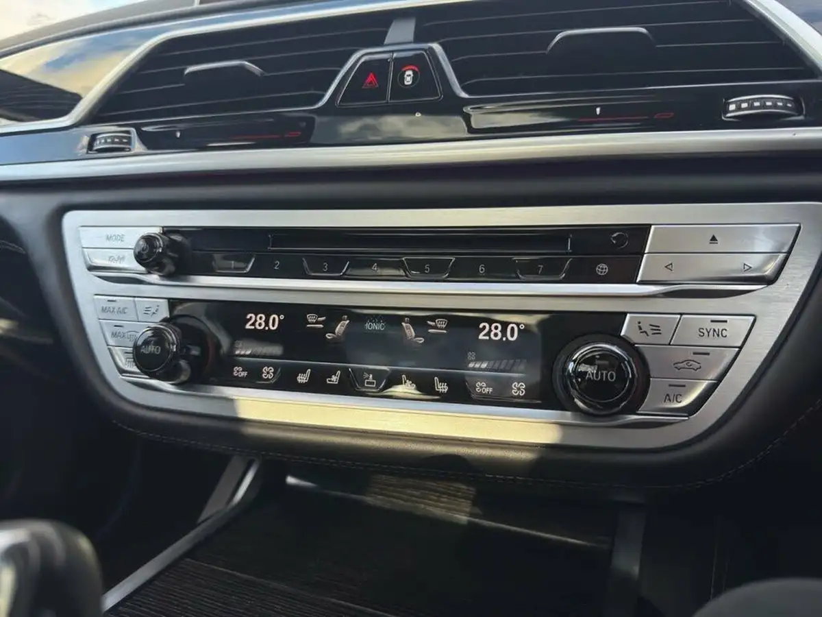 2018-bmw-7-series-66-m760li-big-62