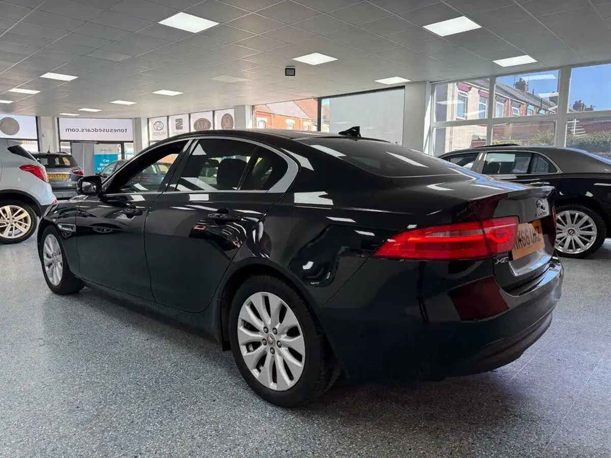 2016-jaguar-xe-20d-portfolio-163ps-big-12