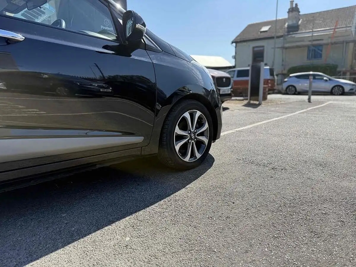 2016-hyundai-i10-12-premium-se-big-8
