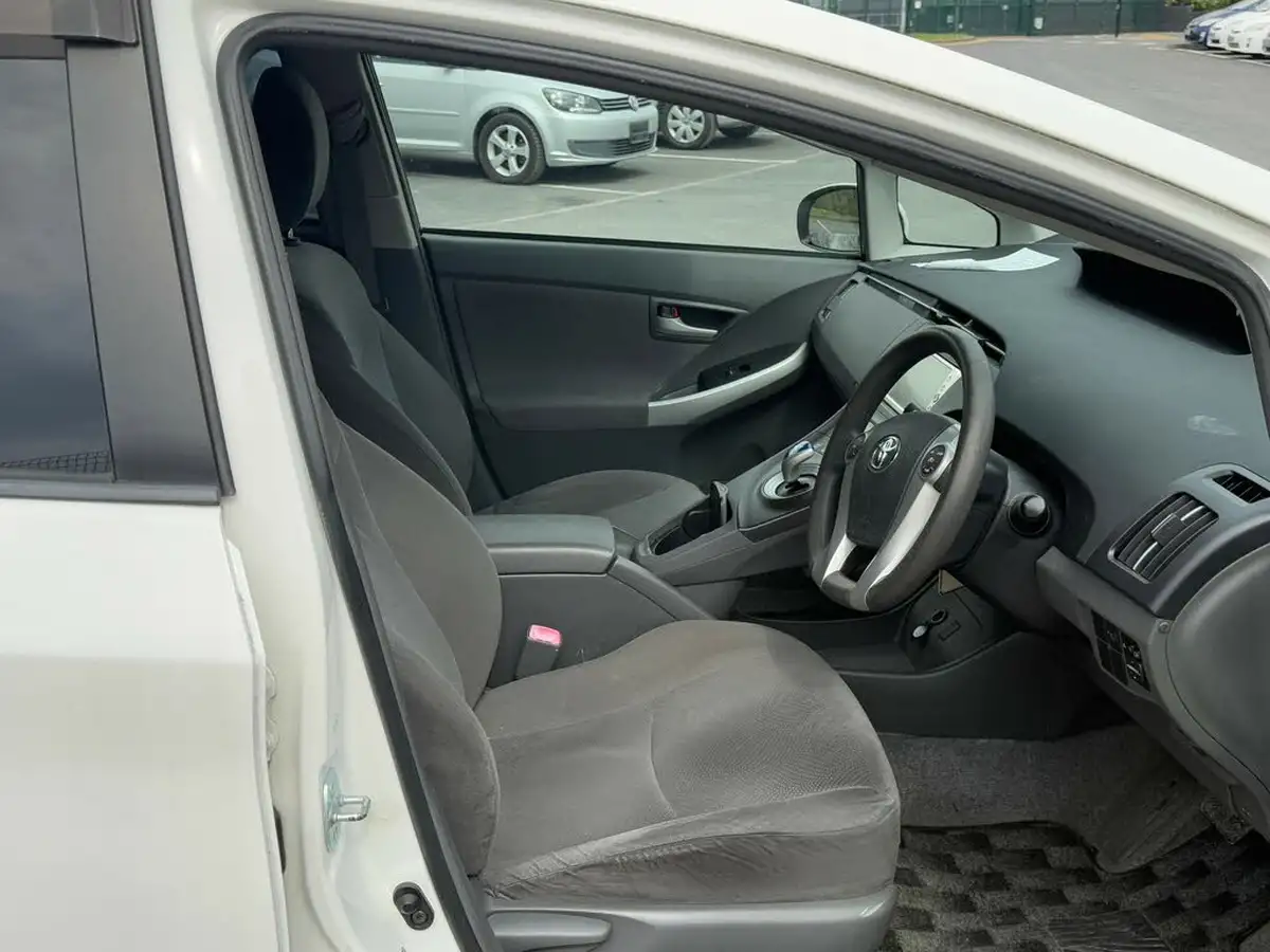 2011-toyota-prius-big-7